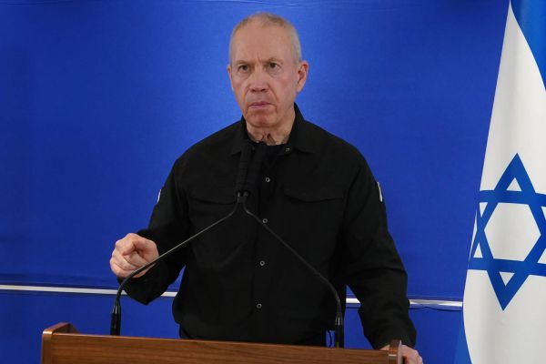 גלנט: לא תהיה הפוגה הומניטרית בלי חזרת החטופים