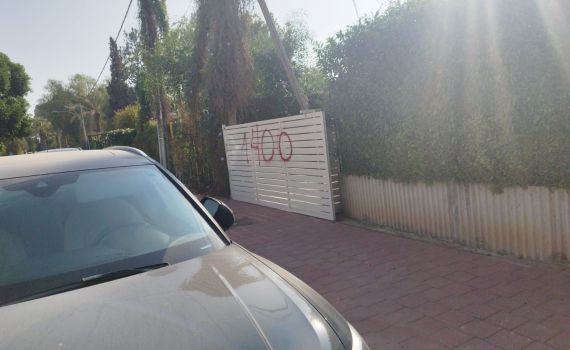 חשד: ריססה גרפיטי ליד ביתו של הח"כ ונעצרה