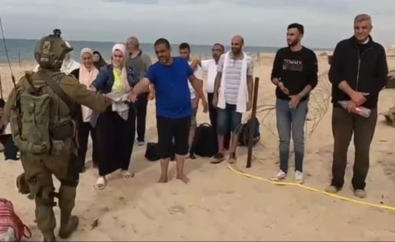 תיעודים מהרצועה: חיילים מטפלים בפליטים עזתים