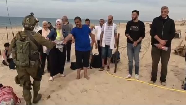 תיעודים מהרצועה: חיילים מטפלים בפליטים עזתים