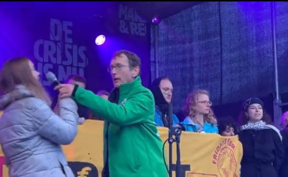 מפגין חטף מגרטה מיקרופון: "לא באתי לשמוע פוליטיקה"