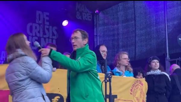 מפגין חטף מגרטה מיקרופון: "לא באתי לשמוע פוליטיקה"