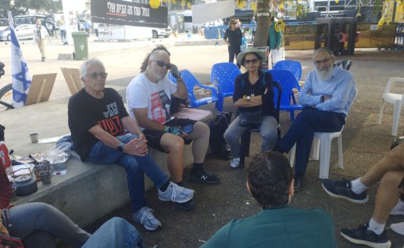 הרב סתיו במאהל משפחות החטופים: כולנו עם אחד