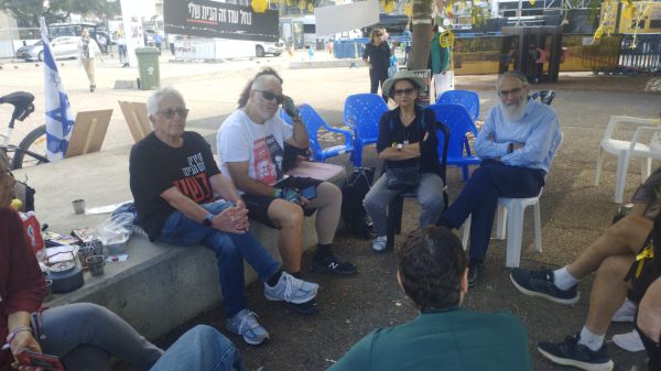 הרב סתיו במאהל משפחות החטופים: כולנו עם אחד