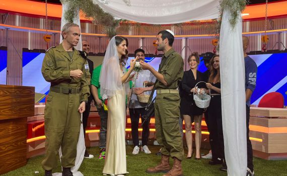 חתונה בהפתעה: הזוג שהתחתן על הסט של ארץ נהדרת