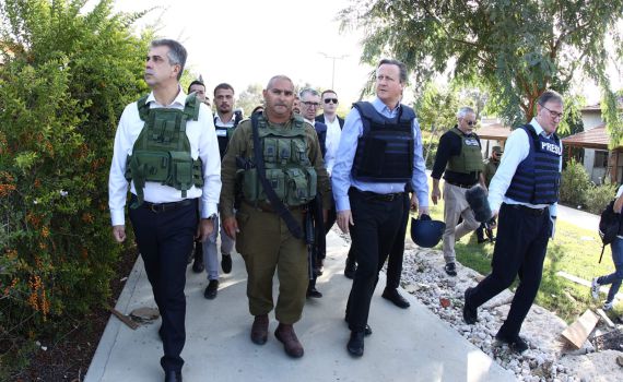 שר החוץ הבריטי בקיבוץ בארי: "העולם חייב לראות"