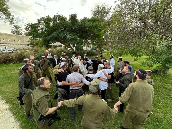 צפו: הפצוע הקשה מכיתת הכוננות חוזר לכרם שלום