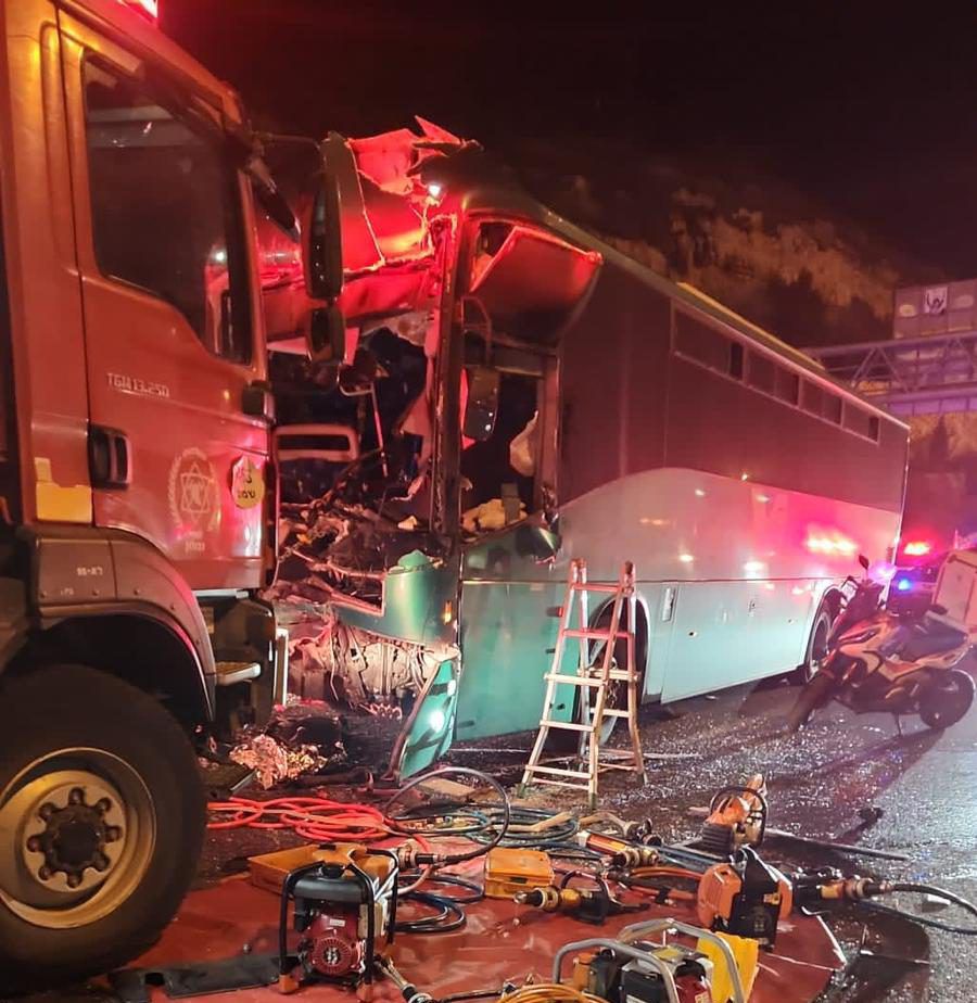 26 פצועים בתאונה בין אוטובוס למשאית בכביש 1