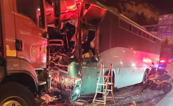 26 פצועים בתאונה בין אוטובוס למשאית בכביש 1