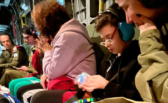 פעימה ראשונה: 13 החטופים שבו לישראל