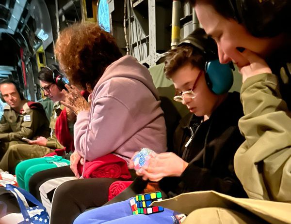 פעימה ראשונה: 13 החטופים שבו לישראל