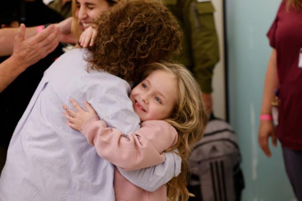 הכי מרגש: הילדים החטופים נפגשים עם בני המשפחה