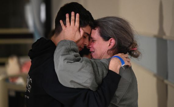 סוף סוף: הפגישה הראשונה של המשפחות והחטופים