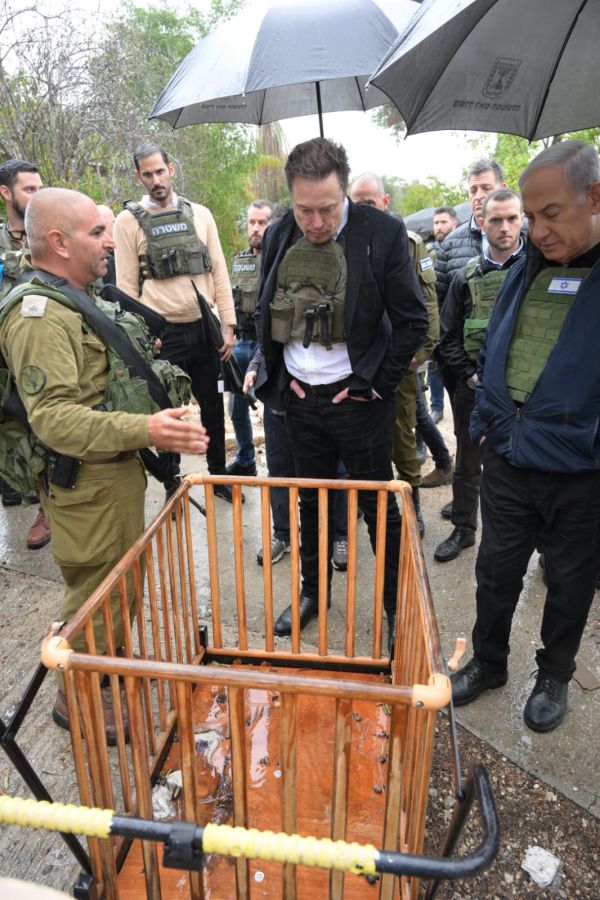 ביקור מפתיע: אילון מאסק הגיע עם בן שפירו לאושוויץ