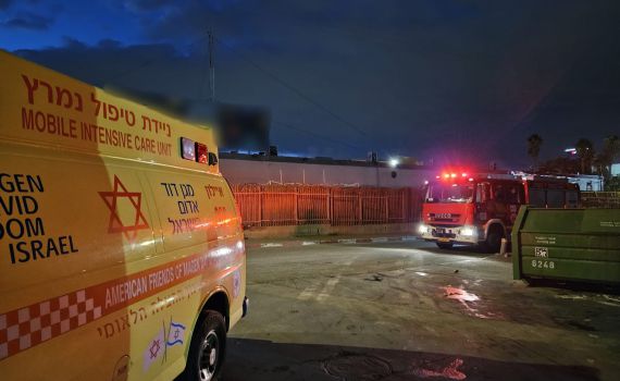 טרגדיה בחולון: גבר נמחץ למוות ממעלית משא