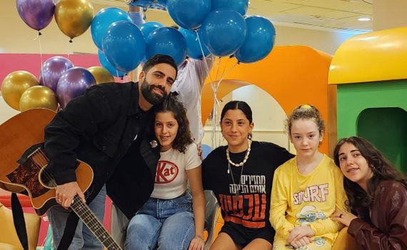 לאחר שחזרו מהשבי: הילה רותם ואמילי הנד חגגו יום הולדת