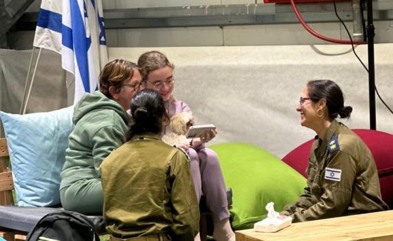 גבריאלה ומיאה בשיחה ראשונה עם משפחתן