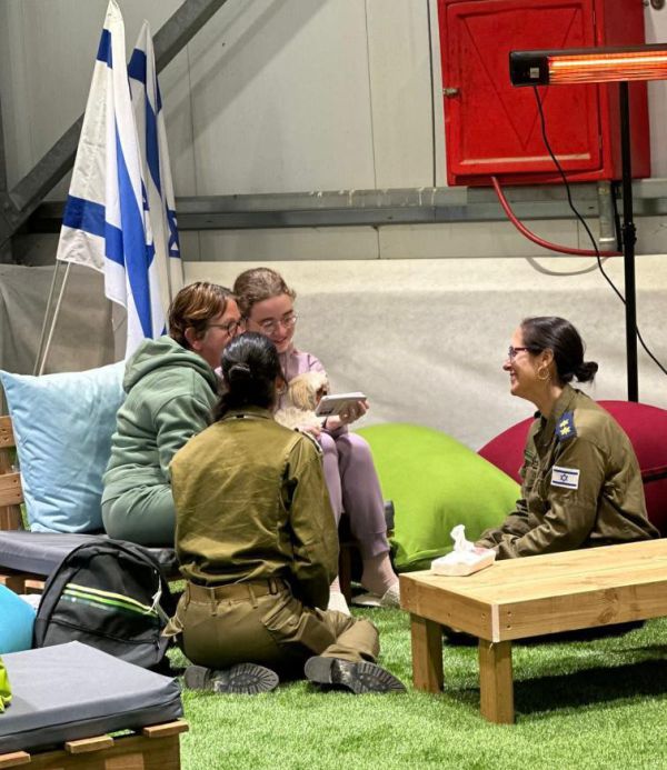 גבריאלה ומיאה בשיחה ראשונה עם משפחתן