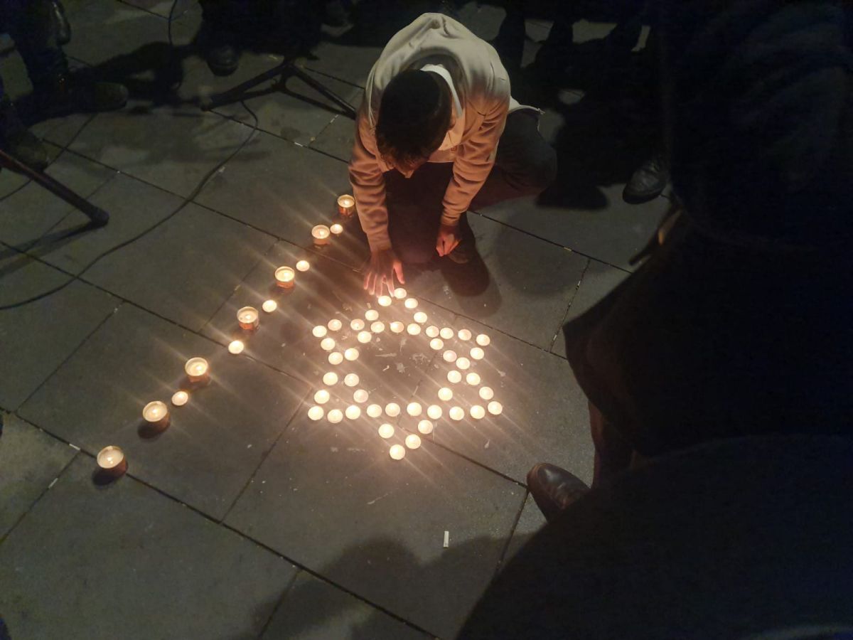 לזכר הקרבנות: הדלקת נרות ושירה במקום הפיגוע | צפו