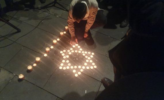 לזכר הקרבנות: הדלקת נרות ושירה במקום הפיגוע | צפו