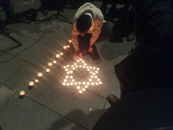 לזכר הקרבנות: הדלקת נרות ושירה במקום הפיגוע | צפו