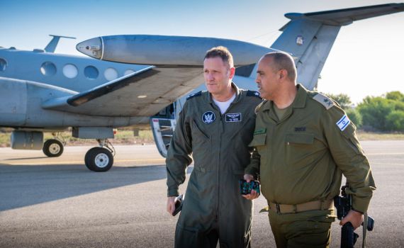 האלופים עלו על מטוס; והמריאו לשטח הלחימה