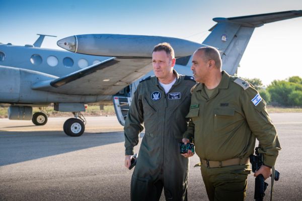 האלופים עלו על מטוס; והמריאו לשטח הלחימה