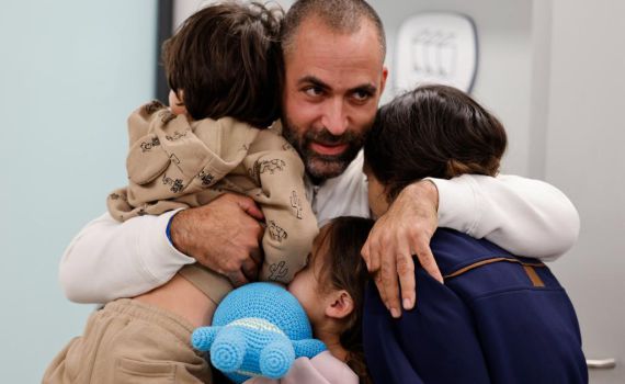 מרגש עד דמעות: אביחי ברודץ מתאחד עם משפחתו