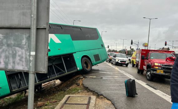 אוטובוס סטה לתעלה בגן שמואל, מספר נוסעים נפצעו