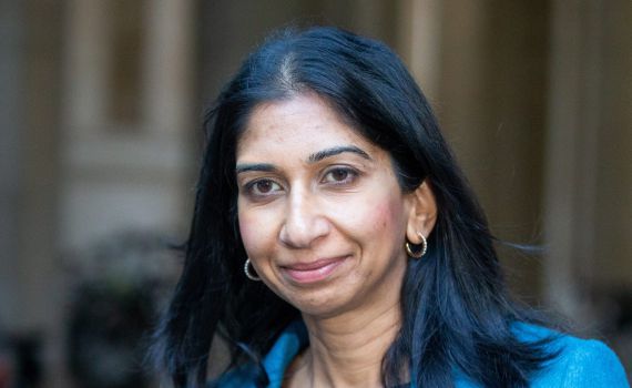 שרה בבריטניה פוטרה לאחר שתקפה את תומכי חמאס