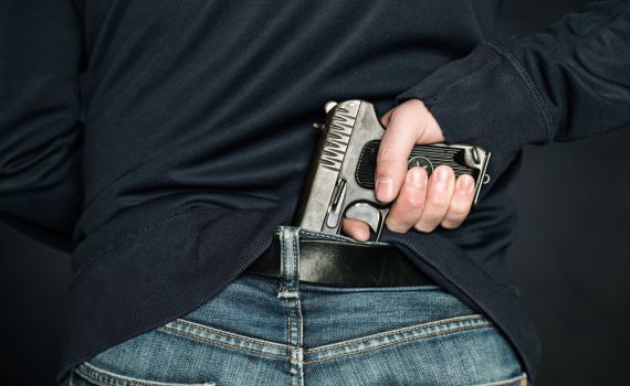 עובד במשרד לבטחון לאומי קידם רשיונות נשק תמורת שוחד