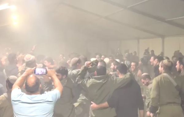 בלחימה ובשטחי הכינוס, עינינו רואות איך נראה עם