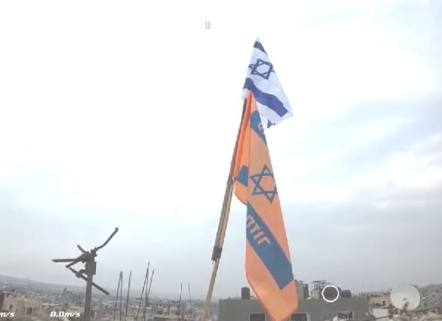 הלוחמים יצאו מעזה בהנפת דגל ישראל ודגל כתום. צפו