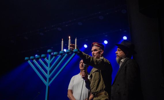 "אתם האור": האלוף הדליק נרות עם מפוני מטולה