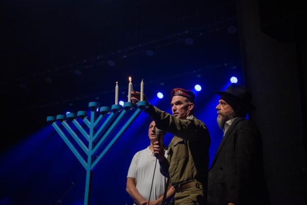 "אתם האור": האלוף הדליק נרות עם מפוני מטולה