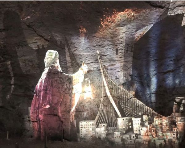 האטרקציה של חנוכה: מגלים את הסודות מתחת לחומות