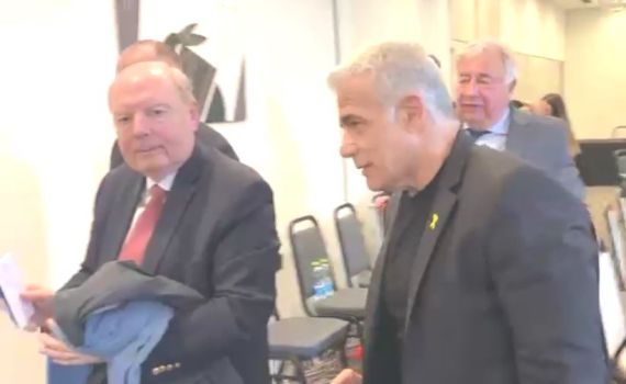 צפו: נשיא הסנאט הצרפתי מתפנה בזמן האזעקה