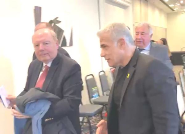 צפו: נשיא הסנאט הצרפתי מתפנה בזמן האזעקה