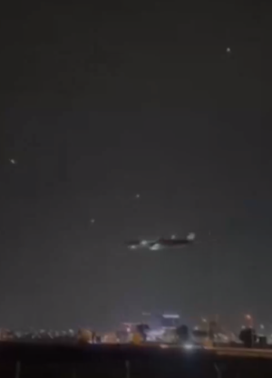 דרמה באוויר: מטוס נוסעים חלף ליד יירוט הטילים | צפו