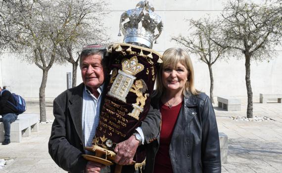 ספר תורה ניצול שואה הוכנס לבית הכנסת ביד ושם