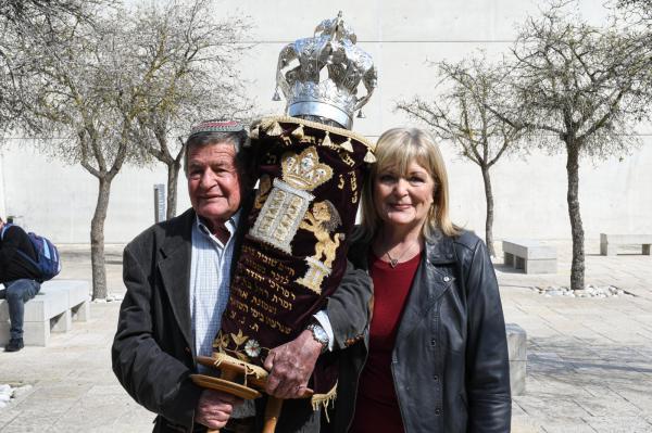 ספר תורה ניצול שואה הוכנס לבית הכנסת ביד ושם