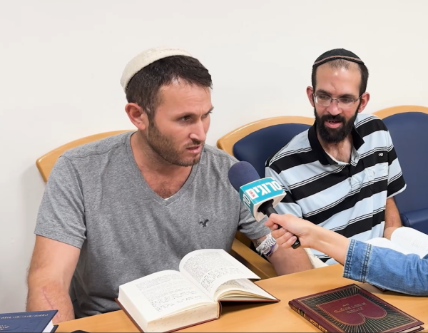 החברים שנפצעו בידיים לומדים יחד מסכת ידיים