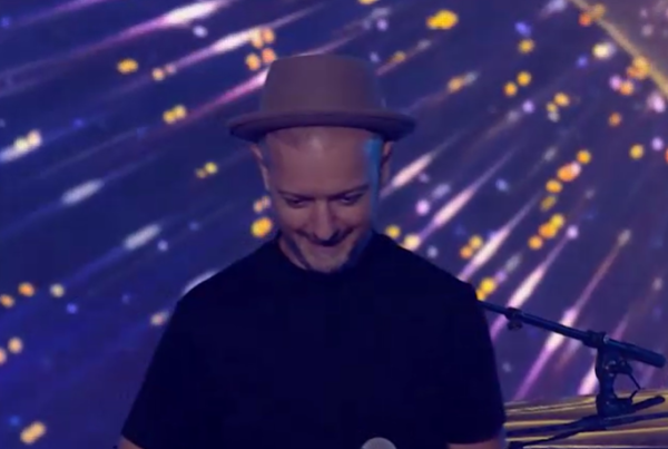 הזמר שחזר בתשובה ונעלם חוזר לבמה. צפו בקאמבק