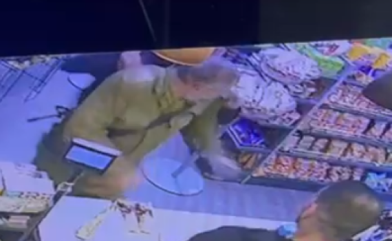 מגיח מאחור, שולף סכין ודוקר. תיעוד הפיגוע בשומרון