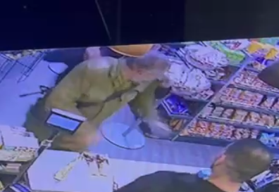 מגיח מאחור, שולף סכין ודוקר. תיעוד הפיגוע בשומרון