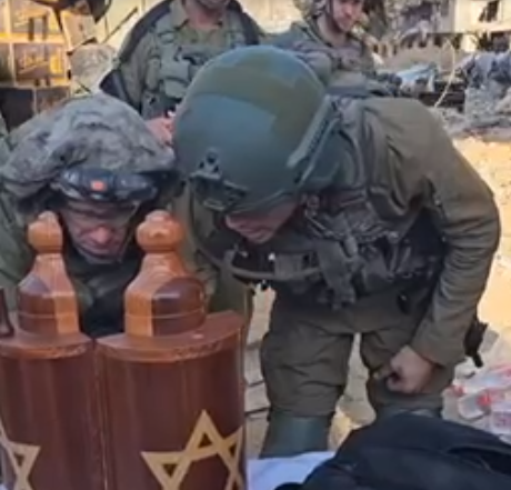 תיעוד מרגש: המניין המרכזי בשכונת חאן יונס. צפו