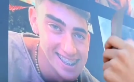 מצמרר: החטוף ששוחרר כיסה את תמונתו בקיר החטופים