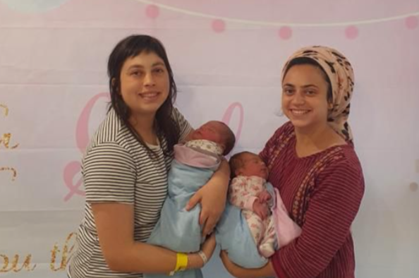 שתי האחיות ילדו יחד; הבעלים הוזעקו מהלחימה