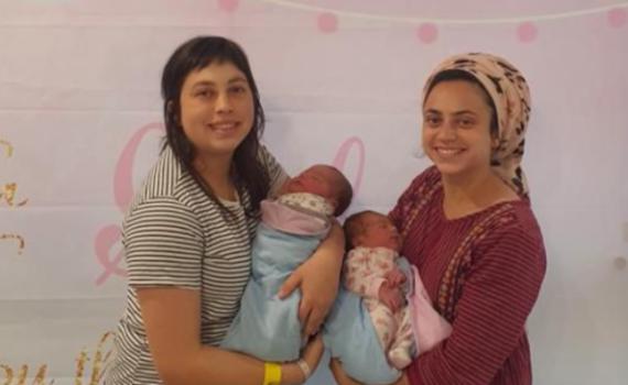 שתי האחיות ילדו יחד; הבעלים הוזעקו מהלחימה