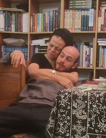 שובר לב: שאולי גרינגליק בחיבוק אחרון מאמא | צפו